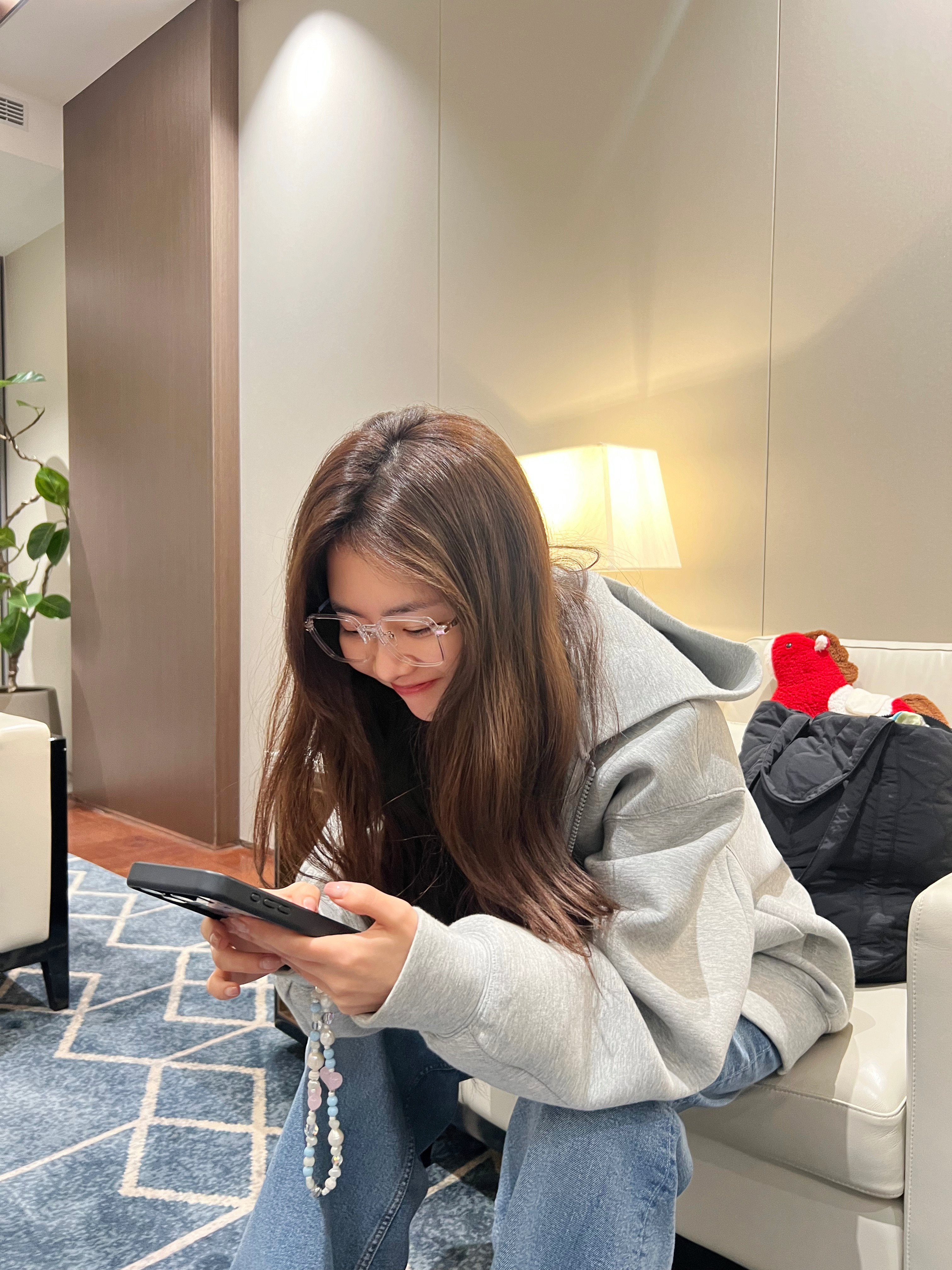 谭松韵📷两小姐‘sPostcard抓拍两小姐被发现…反耳呢，让贴收获了一次