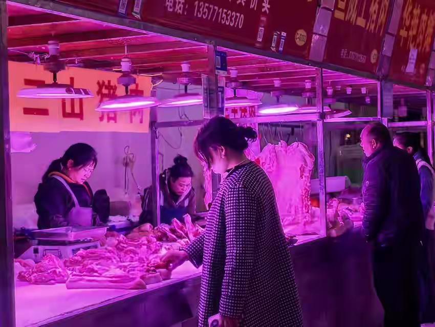 猪价“跌跌不休”，昆明养猪户卖一头亏300元！国家出手“救市”“现在卖一头猪