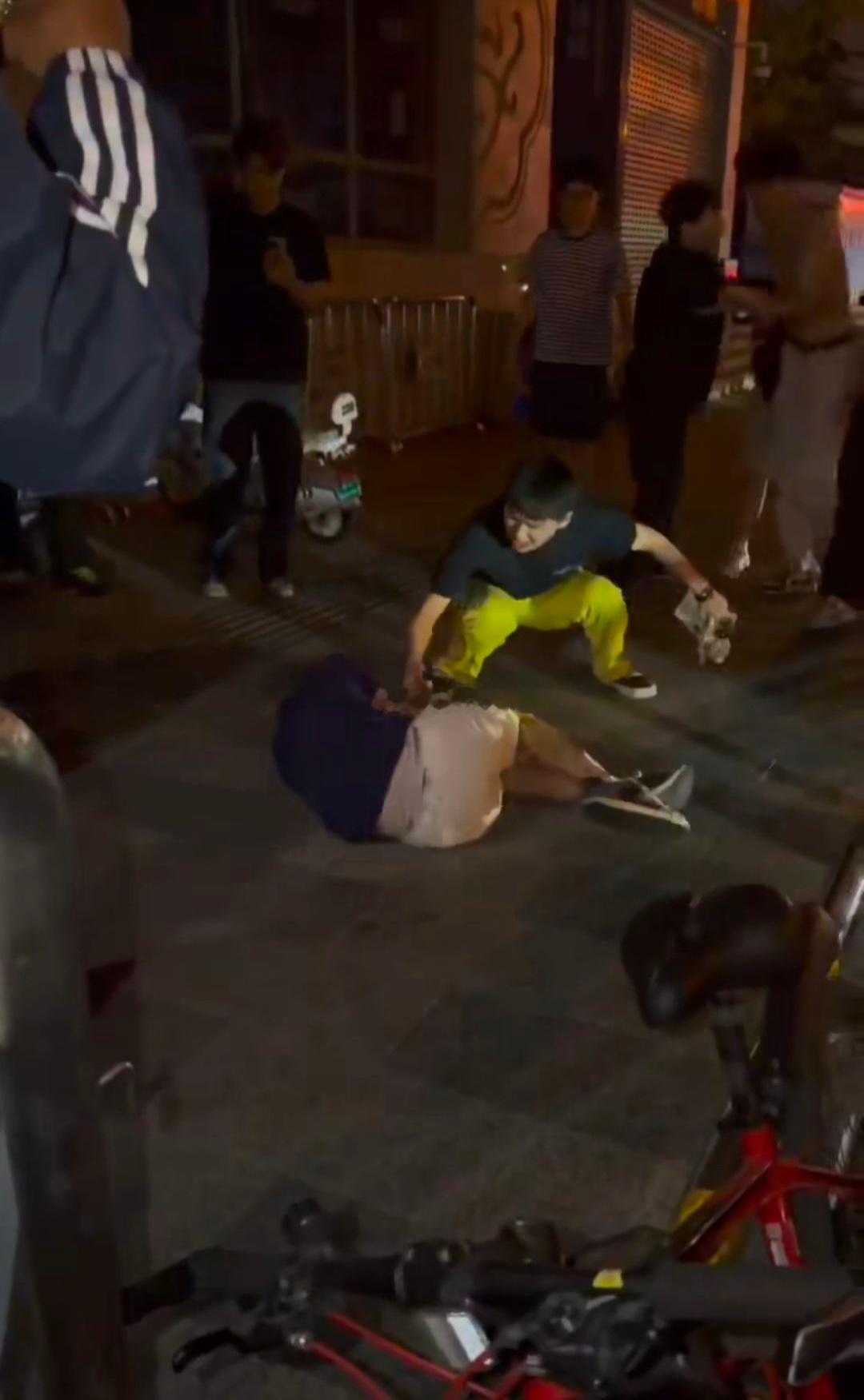 外国小两口排队插队，有个徐州女的制止，然后他们就骂人，辱华，还动手打人，最后被教