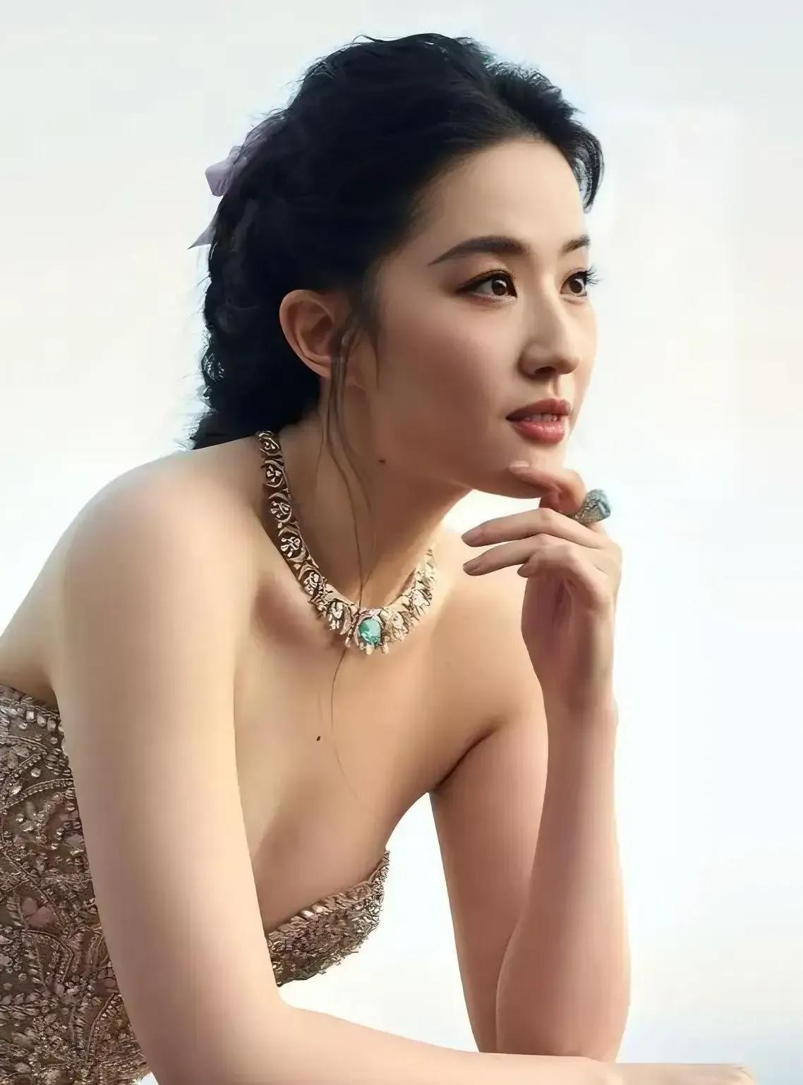 刘亦菲和左小青哪位才是娱乐圈的女王？各有各的美，各有各的气质。刘亦菲有一种气