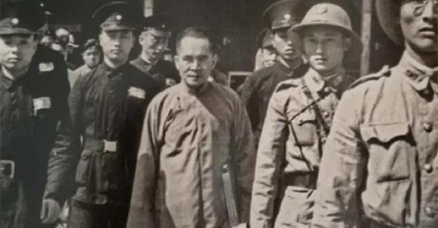 1946年10月8日，汪伪国民政府宣传部长林柏生被押赴刑场，临刑前，林柏生一边摘