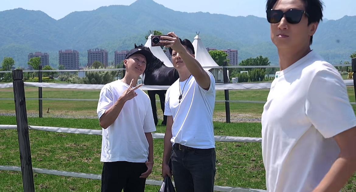 洪金宝三个儿子罕有同框，这颜值，大和次一个模样，幼子与母亲差不多。对于洪金宝的