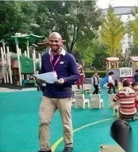 广州妈妈连夜退园就因为刷到条黑人外教新闻？她跟园长拍桌子：“概率落我娃身