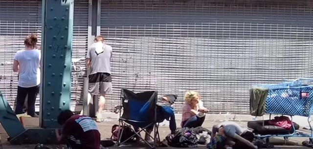 历史就是一个巨大的回旋镖。在百多年前，西方的鸦片大量输入中国，毒害中国人民。中国