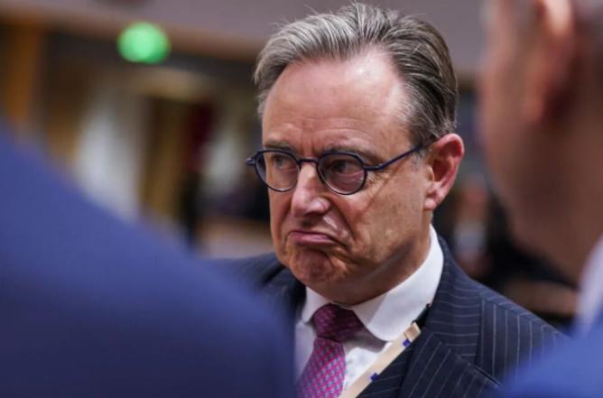 什么叫做弱国无外交？比利时首相德韦弗给全世界上了一课。2026年美加墨世界杯上比