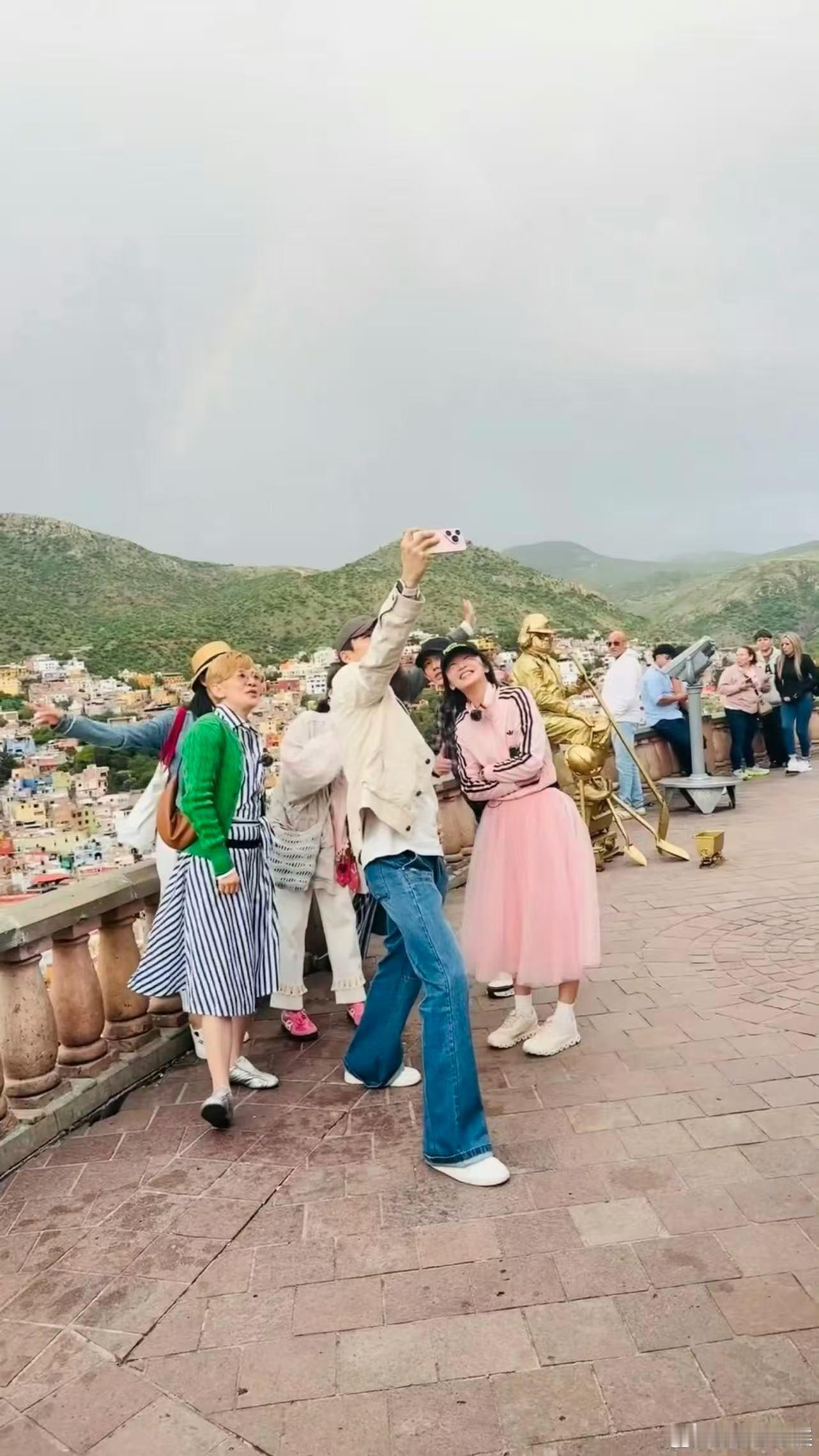 王星越蹲地为吴君如拍照花少新晋摄影师王星越花少8里王星越蹲地为吴君如拍照，简直