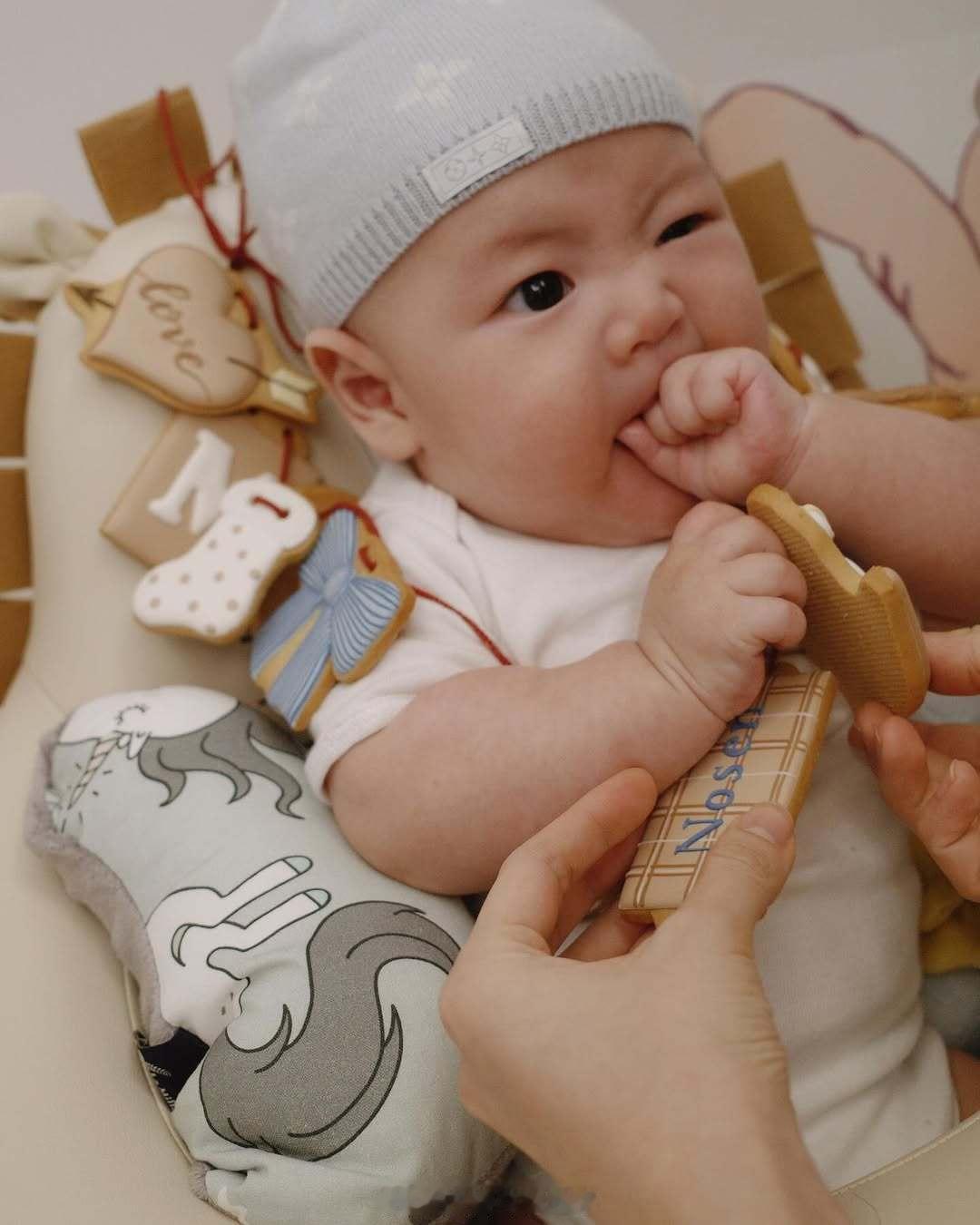 欧阳妮妮为4月儿子办收涎趴欧阳妮妮一家为儿子办收涎趴欧阳妮妮为4月儿子办收涎趴