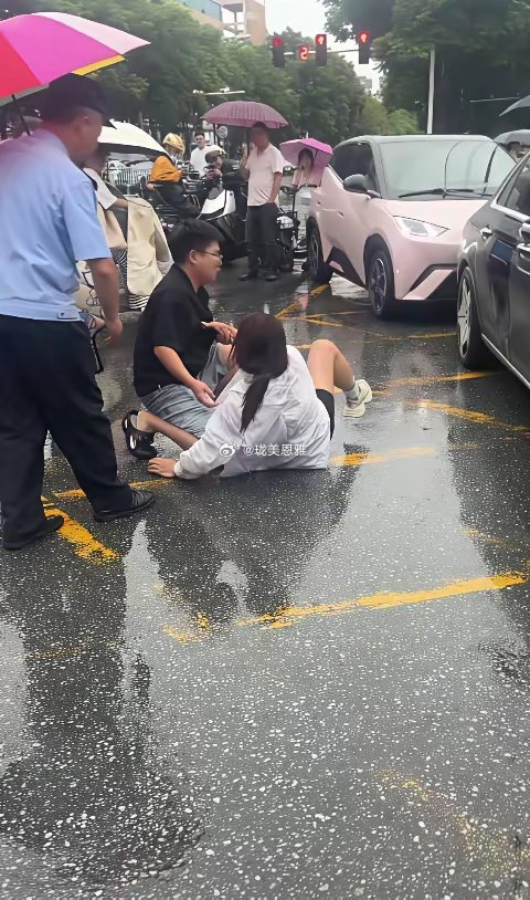 雨天抓小三，这个时候不应该老婆和小三一起打男的吗？？