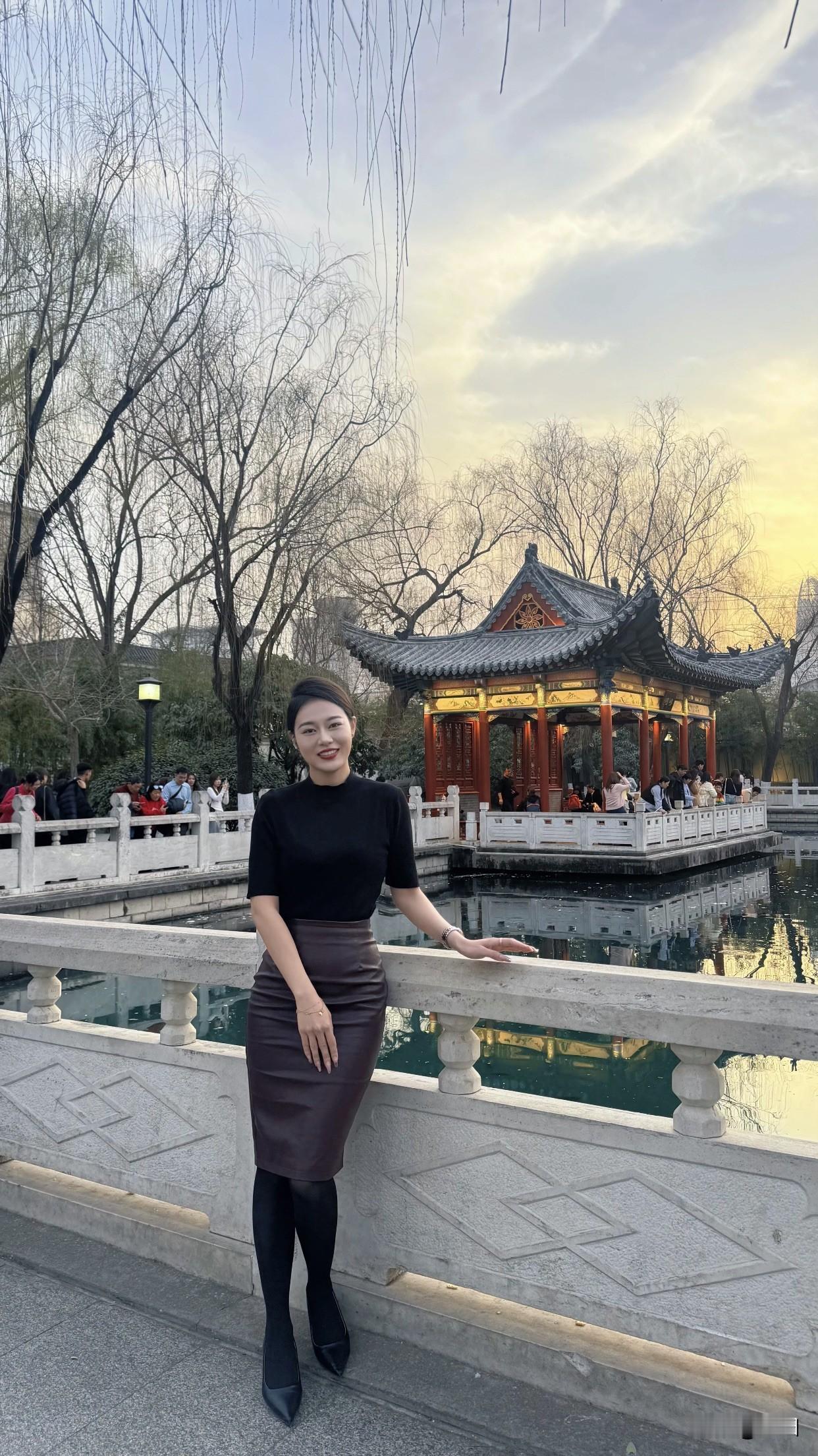 优美的大曲线身材是怎样练的?打卡古风亭台，优雅黑裙与古典园林的完美融合