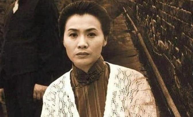 1949年，宋时轮受邀参加宴会，目光被一位身材较好的女子吸引。仔细一看，宋时轮顿