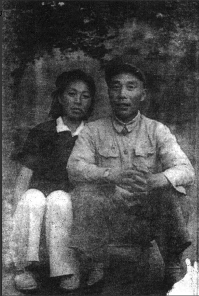 1944年，延安抗大。22岁的魏逸玲接过一封信，拆开一看，脸色骤变。信上字写得很