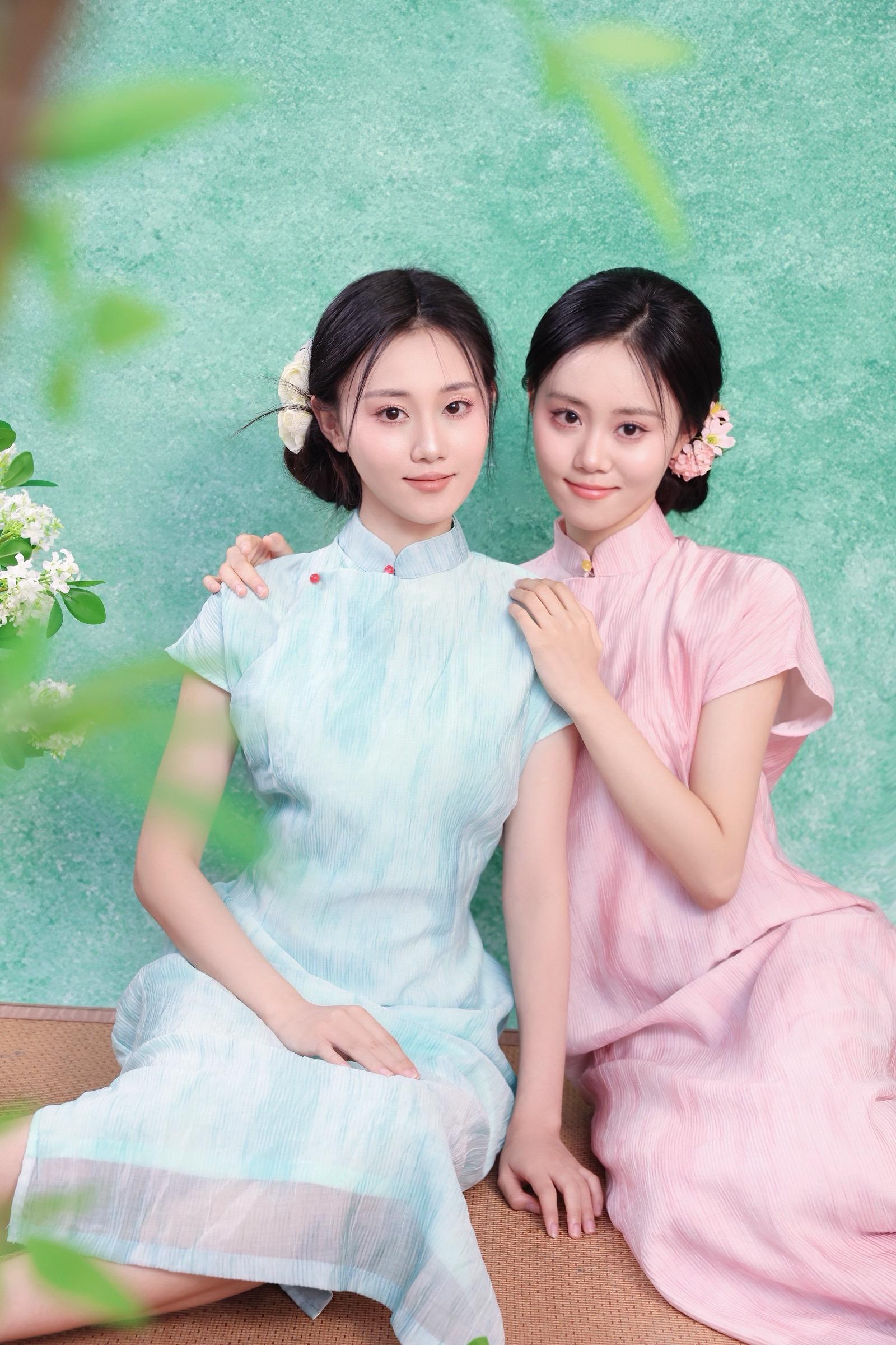 曾借轩窗明月光 对镜描眉化红妆.  双胞胎