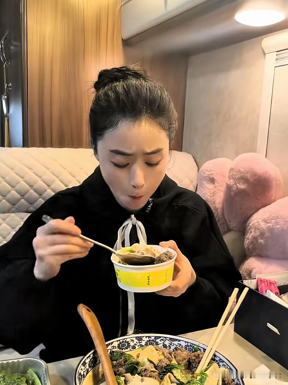 蒋欣真的打脸了大骨架的说法，蒋欣这减肥真的有成果，如今脸也是锥子脸了。蒋欣真的