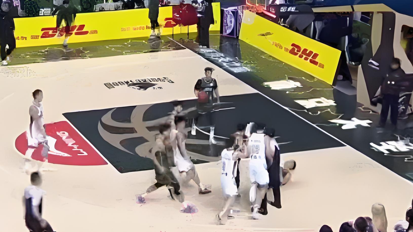 CBA爆燃冲突！33分悬殊仍激战到最后1秒 劝架者遭罚下