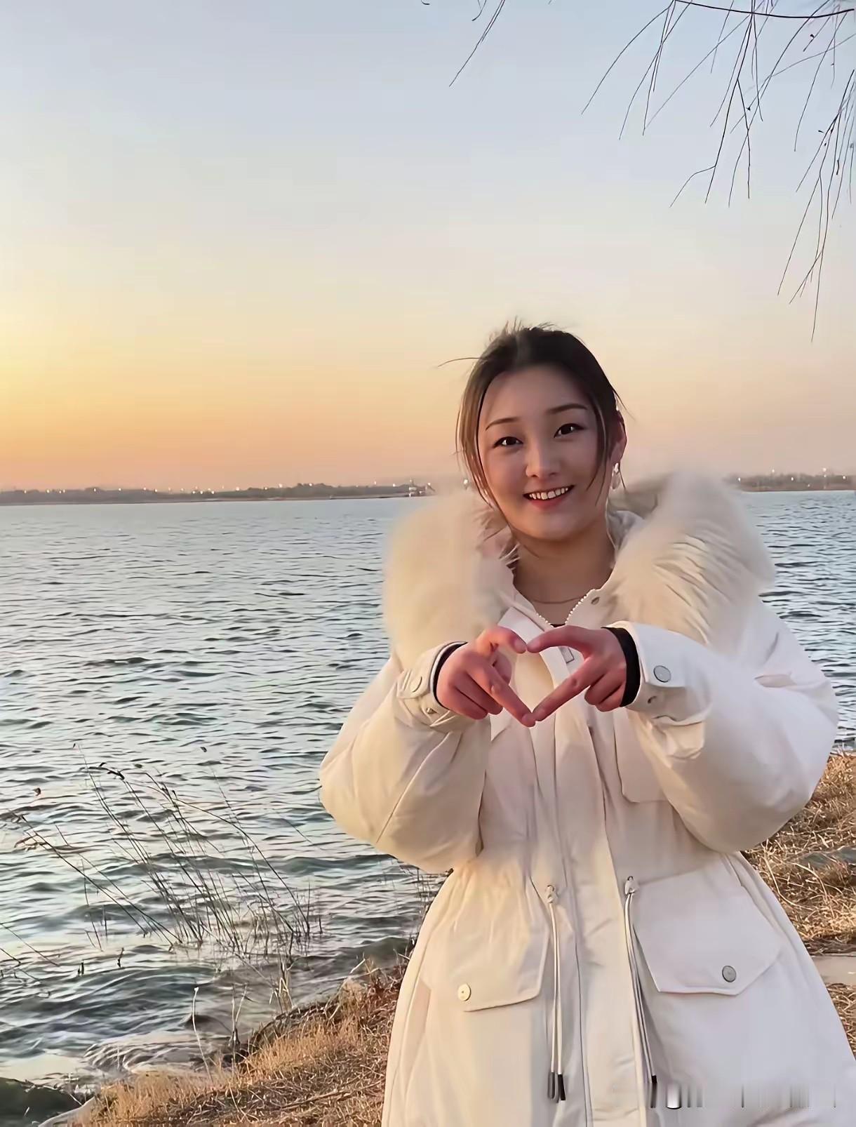 陈亚楠太能作，原来和朱小伟离婚的原因是她，明明和朱小伟结婚了，本可以好好的直播带