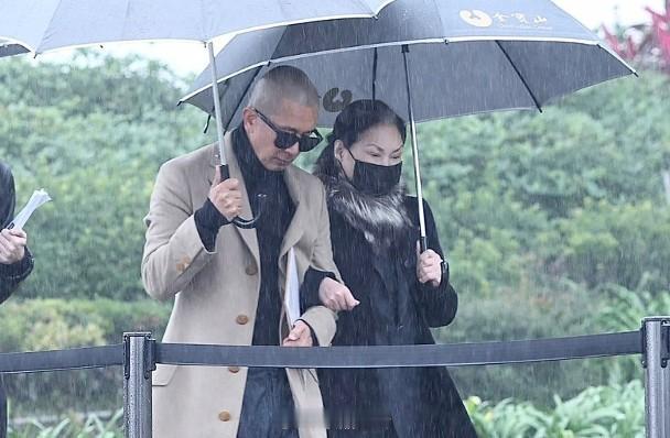 【On.cc】大S死忌雕像揭幕︱S媽挽具俊曄手臂現身　小S夫婦一臉哀傷今天是台灣