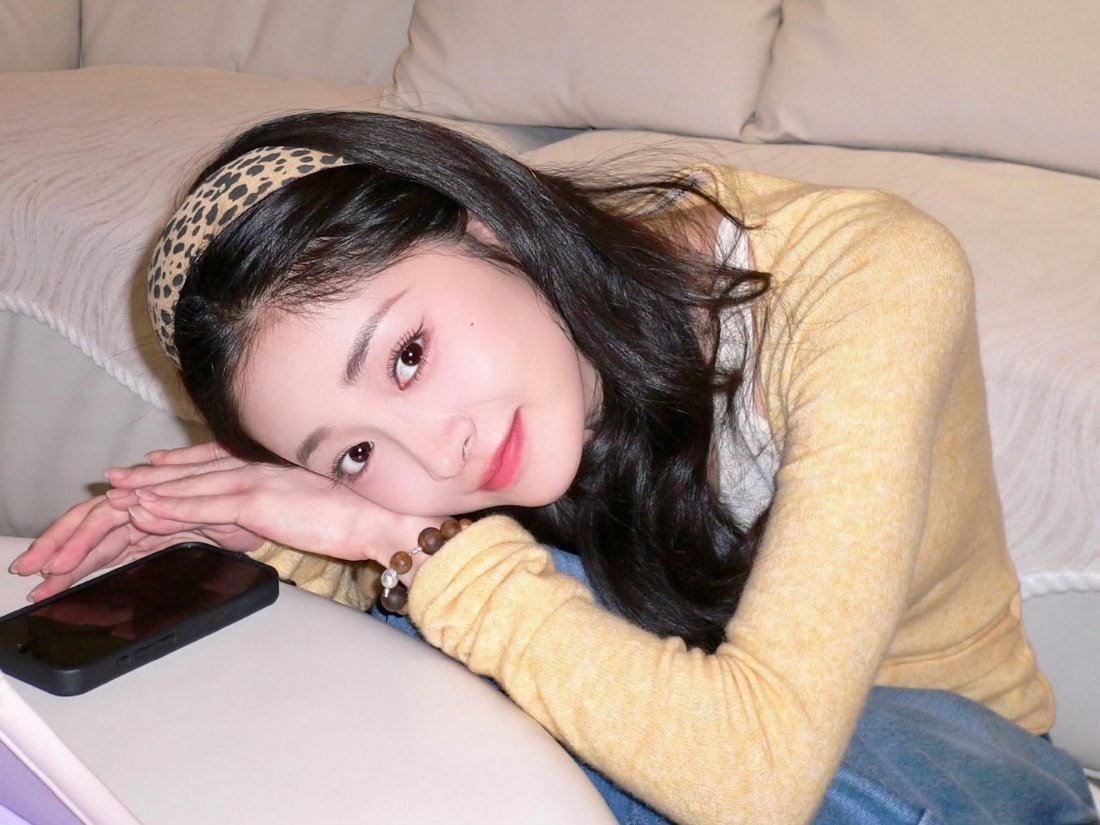 谁家宝宝这么萌呀原来是周洁琼啊在看什么这么认真