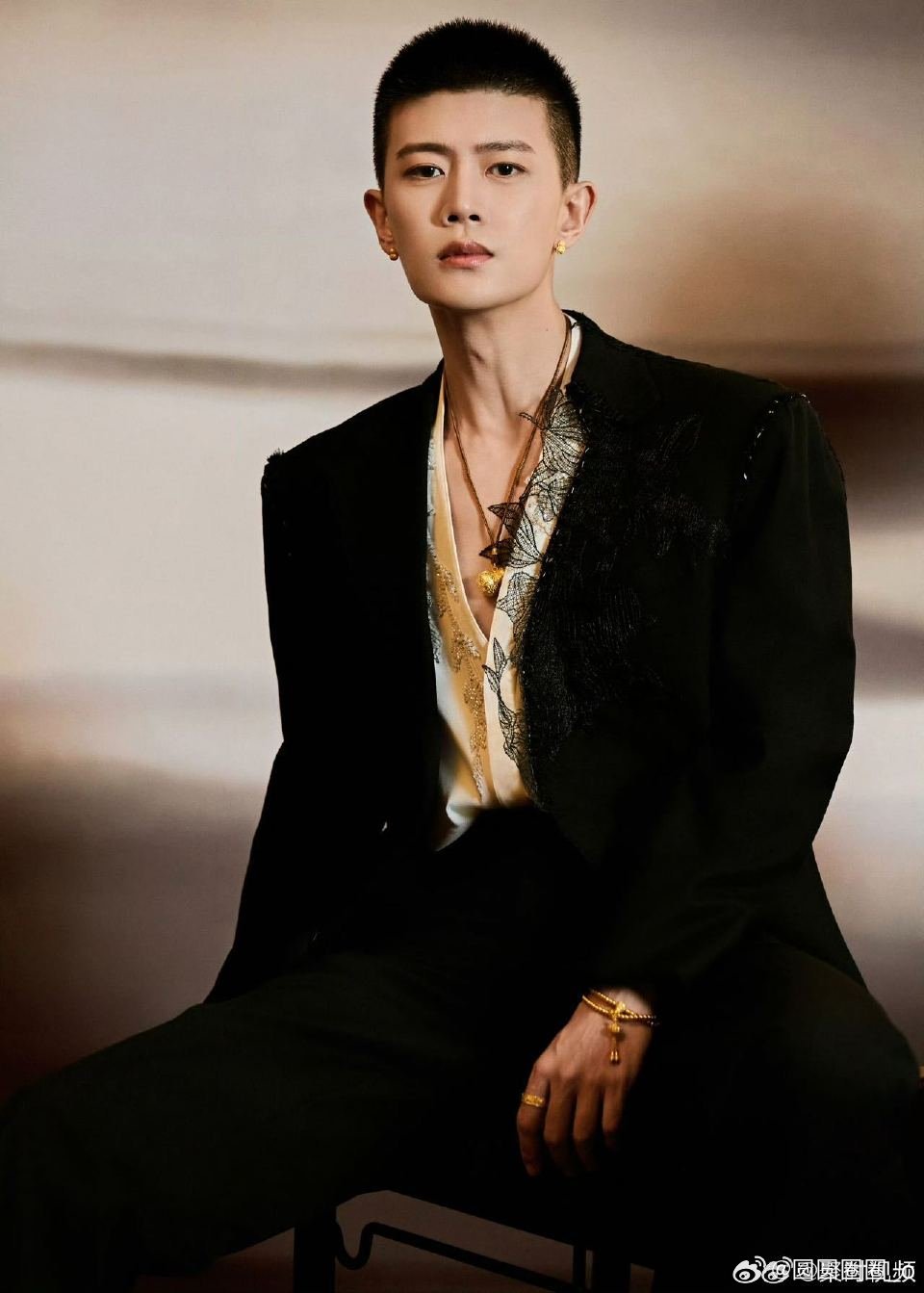 任嘉伦一秒入厦谁没被任嘉伦的厦门穿搭反差萌到！昨天还是厚卫衣的温暖感，今天就成了