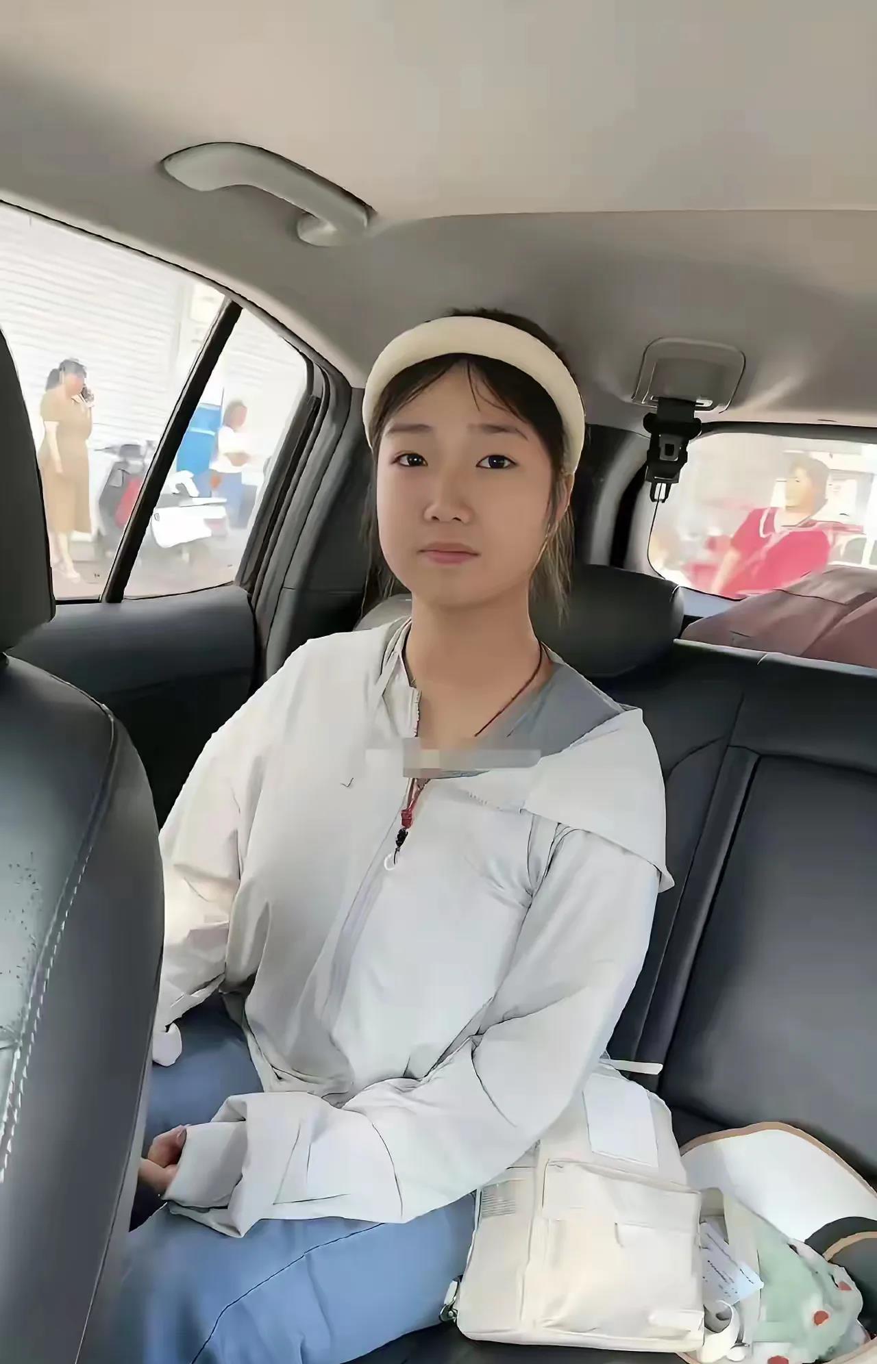 军训回来，城市小妞儿变成了小村姑可以看出她20年以后的样子