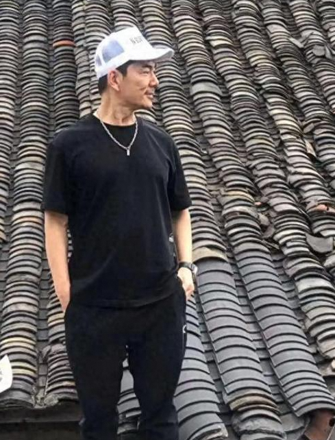 58岁任贤齐:回武汉翻修老宅，孝亲顾家的他超暖