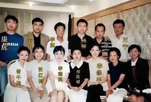 九十年代新闻联播主持人的合影，满满都是回忆。罗京的年轻儒雅、李瑞英的端庄美丽仿佛