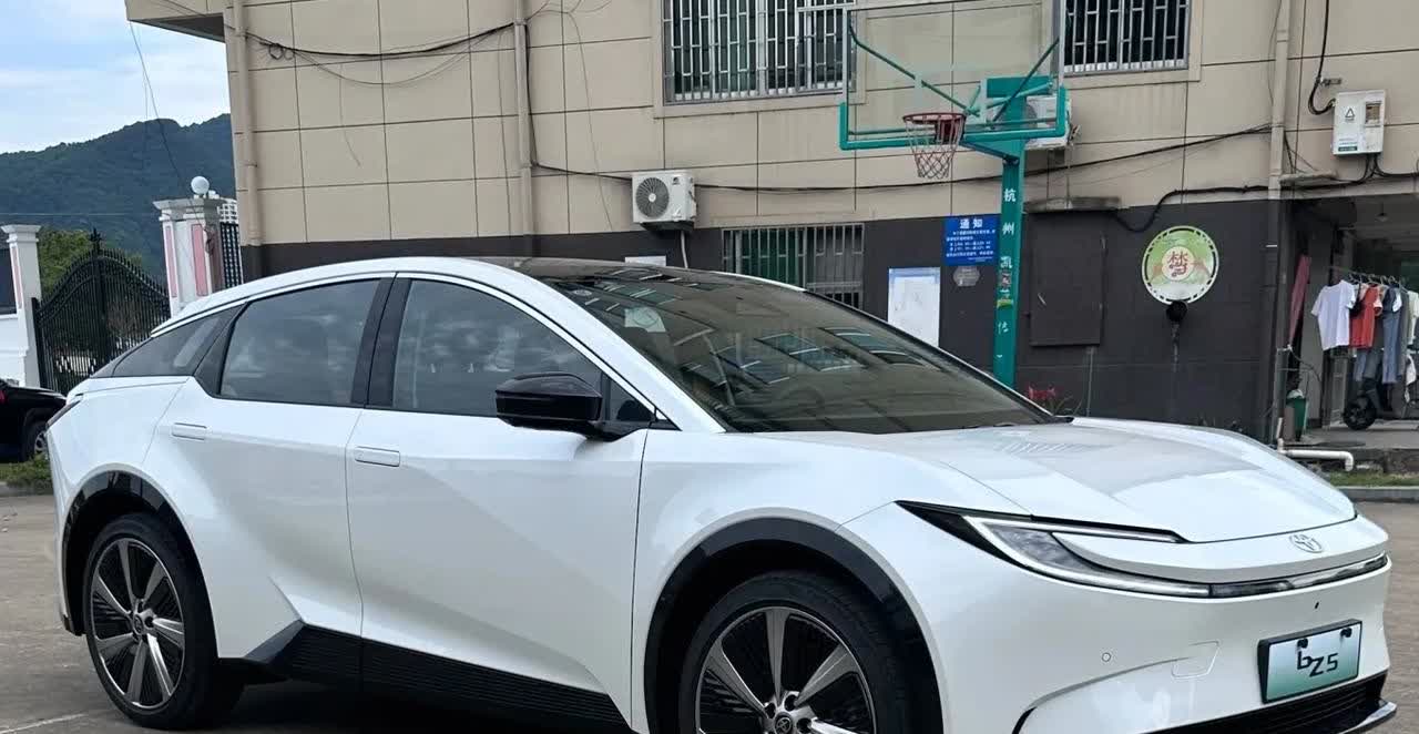 试驾一汽丰田bZ5后，给我最直观的感受是传统车企对电动化的理解已今非昔比。这款车