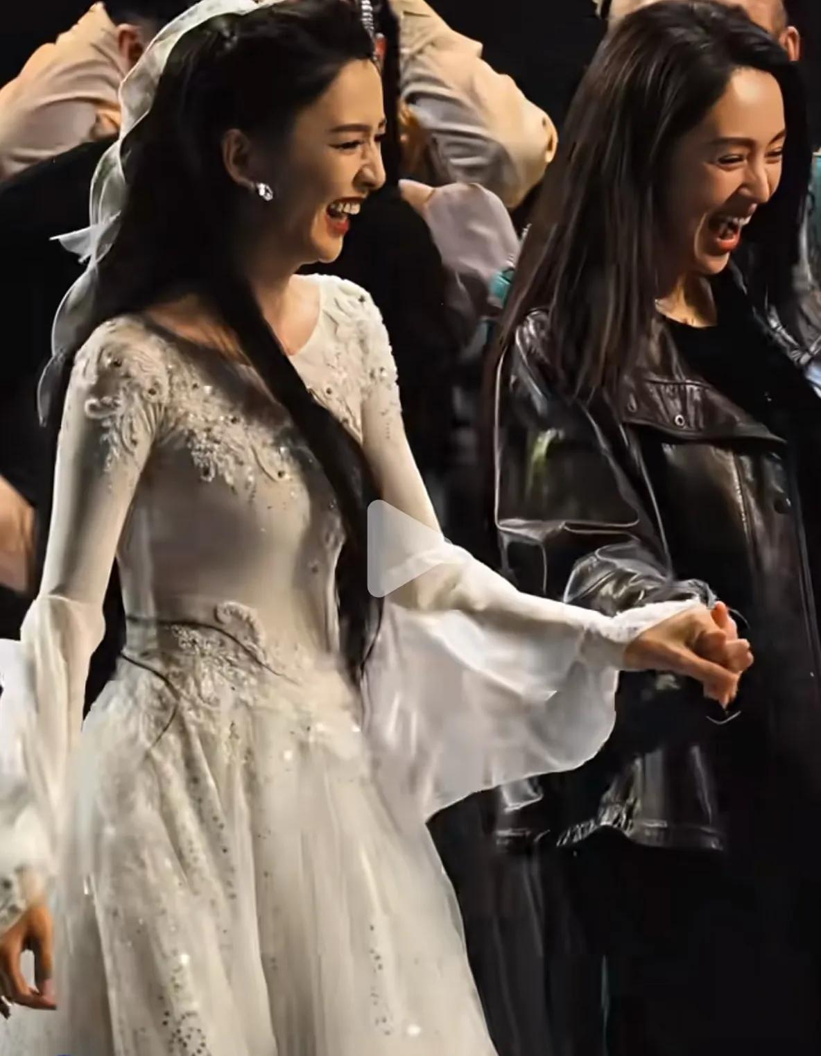 双胞胎有天生的，也有后天的，不信你看这张抓拍的图片，真的傻傻分不清楚。明明没有