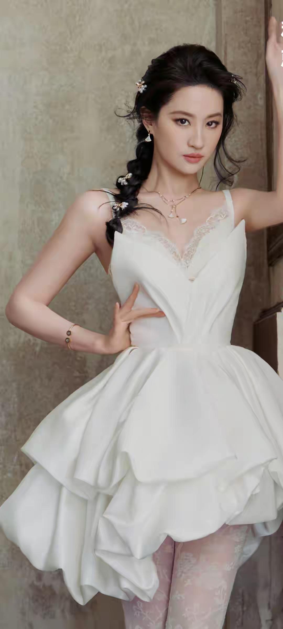 刘亦菲问界M9祝您新年手到福来