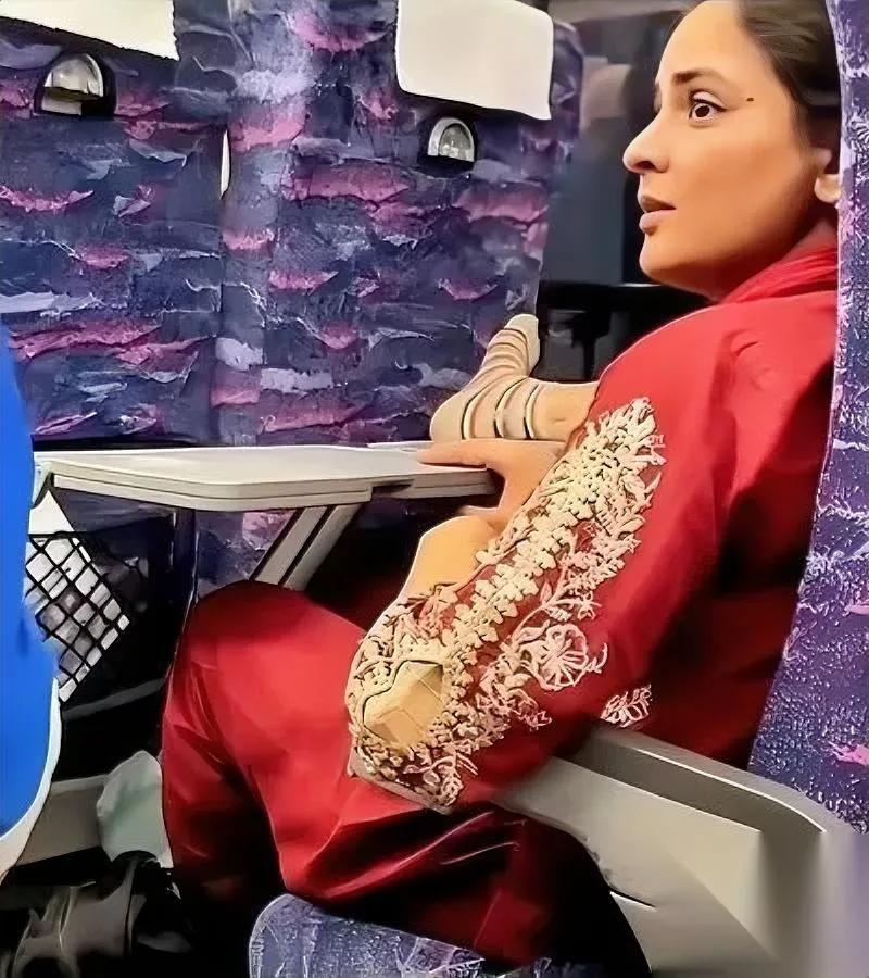 高铁上这幕，我看懵了。印度姑娘把脚翘在桌板上。有人劝，她居然翻了个白眼说