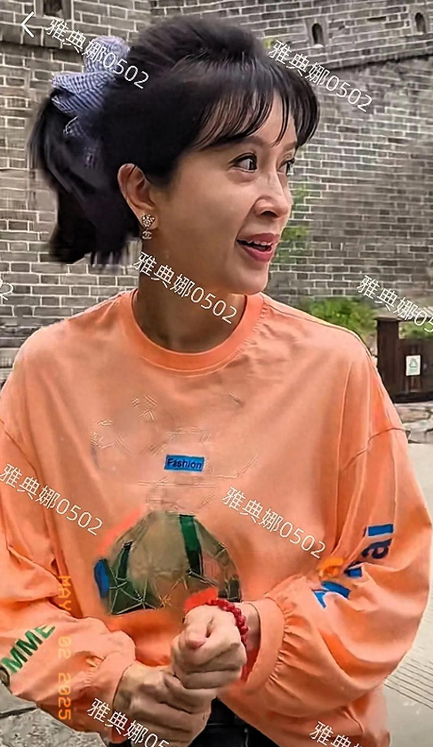 50岁金巧巧真的好瘦，梳高马尾看背影像20岁小姑娘，但脸暴露年纪