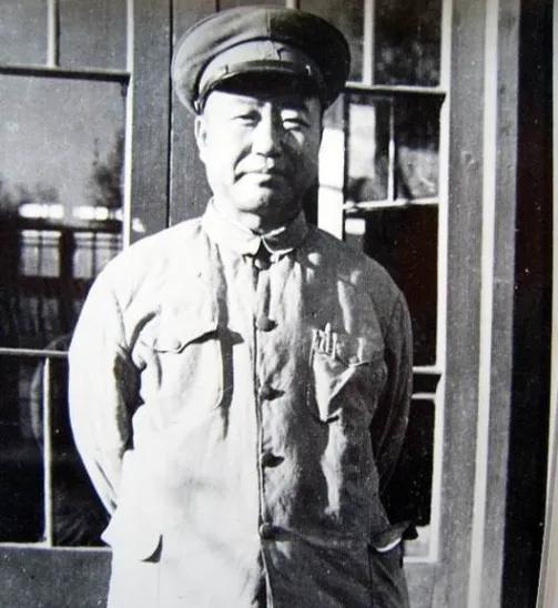 1949年9月18日，董其武正在商议绥远起义部署，特务头子张庆恩带着十几个手持武