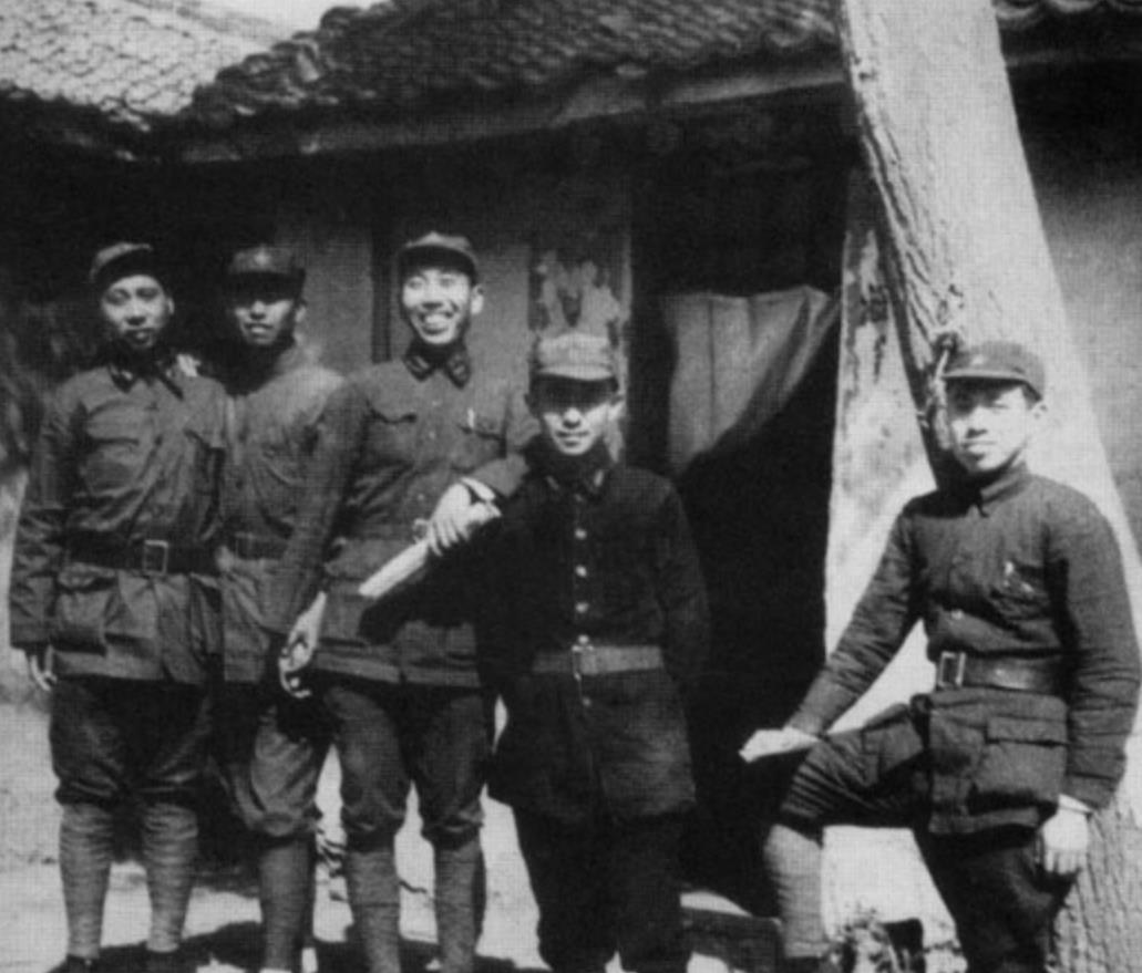 根据萧克上将回忆：“1934年，红六军团与红二军团会师时，我震惊地发现：‘红二军