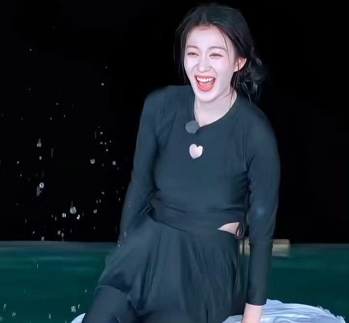 王楚然的泳衣竟然被粉丝麻辣了还以为王楚然的泳衣是很漏的那种结果就这[捂脸哭]包裹