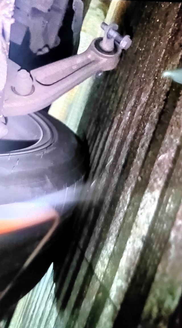 特斯拉摆臂螺丝飞了两个不吹不黑我的Y一年半时间正常行驶左前摆臂螺母都飞了前