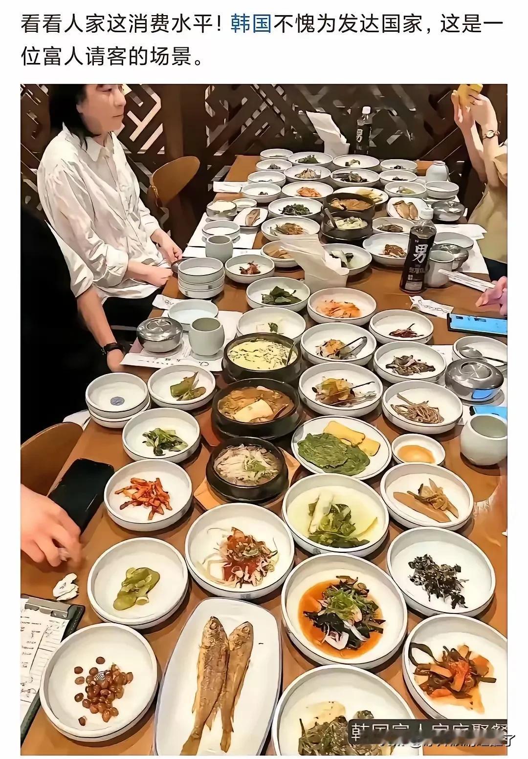 这是韩国富人的饕餮盛宴？这韩国富人过的日子也太苦了吧？这还别说是火锅店的小料