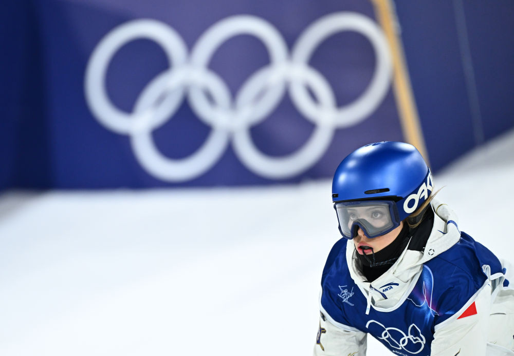 【谷爱凌称国际雪联训练安排不公平：时间完全重合，对兼项选手不公平】谷爱凌大跳台决