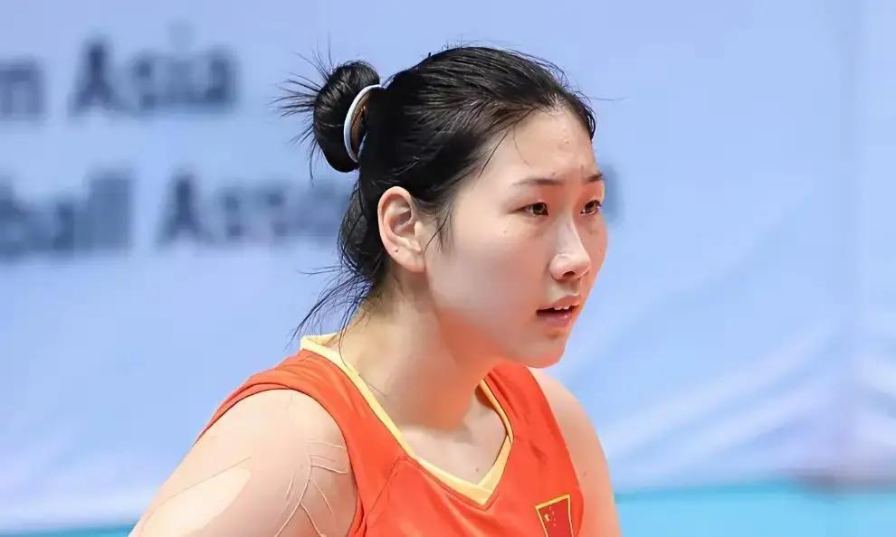 吴梦洁的国家队位置，可能被一个19岁女孩砸碎。第三轮联赛，19岁的路晶对着