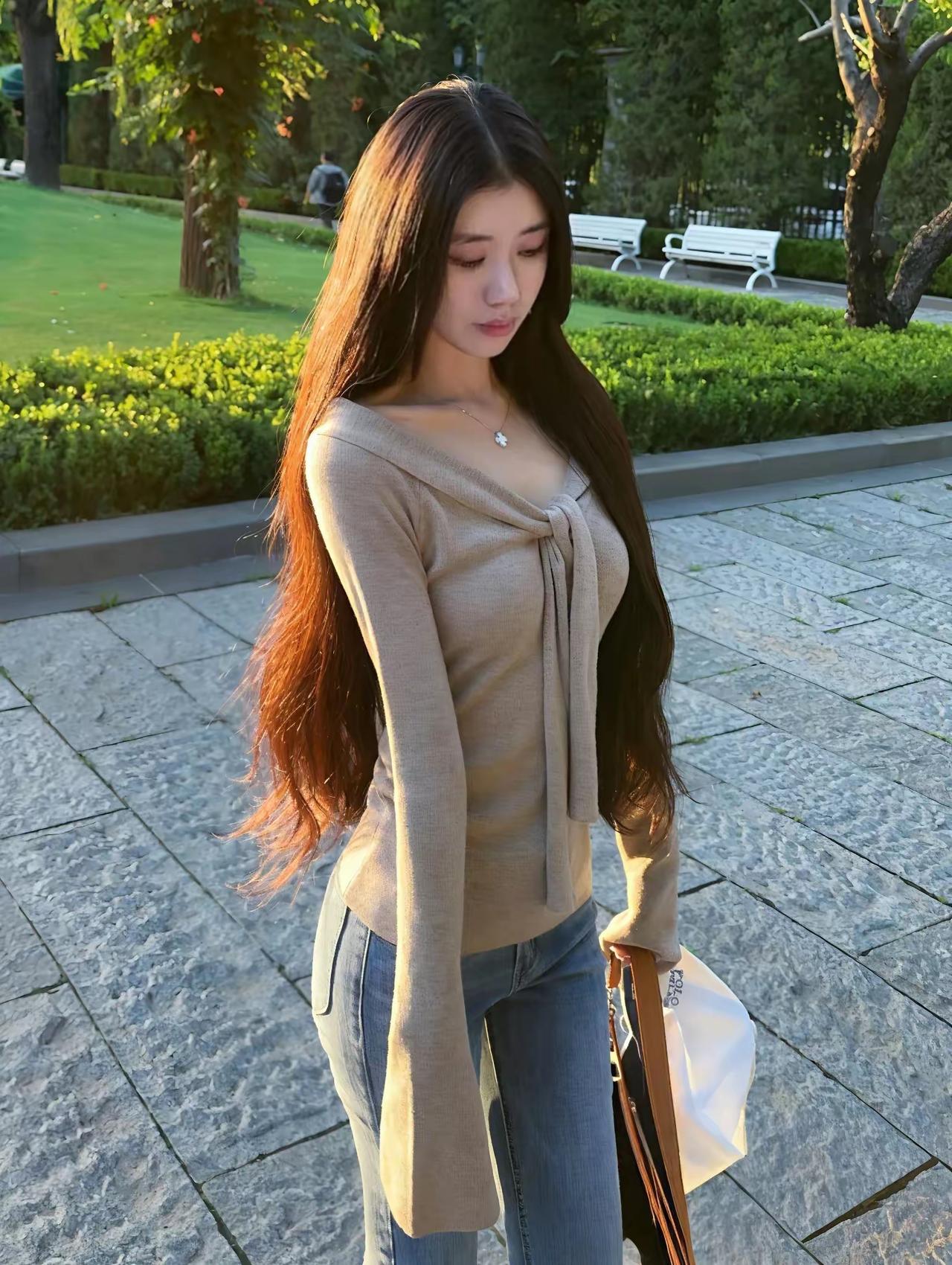 温柔秋日穿搭，浅棕色毛衣搭配牛仔裤，简约又时尚。咖棕色系穿搭棕色毛衣穿搭灰棕