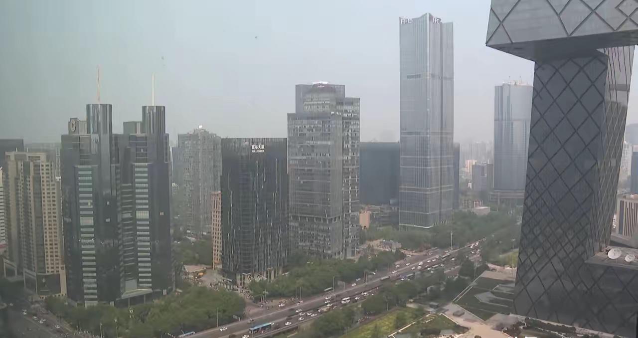 美国媒体跟欧洲媒体还不太一样。美联社直播特朗普访华，空闲的镜头就是对着东三环的高