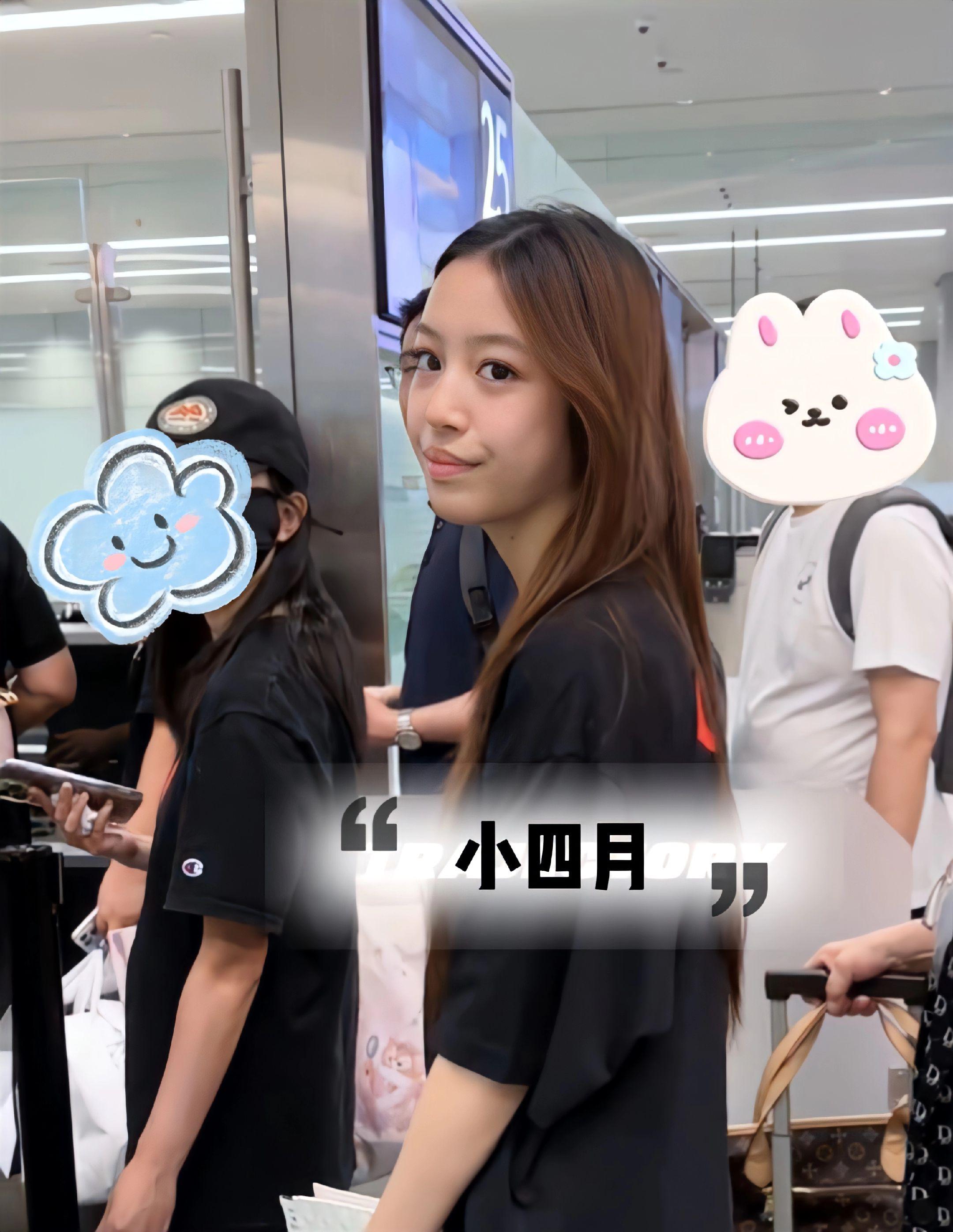 小四月跟妈妈姥姥度假回来。高清镜头下的小四月颜值也很能打呀，毕竟有那么...