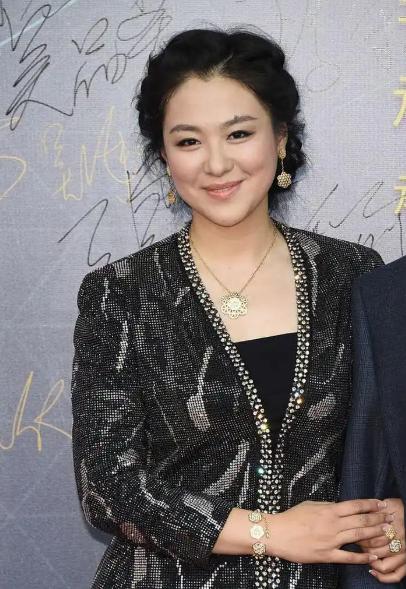 2010年冬天的一个深夜，黑龙江七台河某小区楼道里的灯被北风吹得忽明忽暗。 