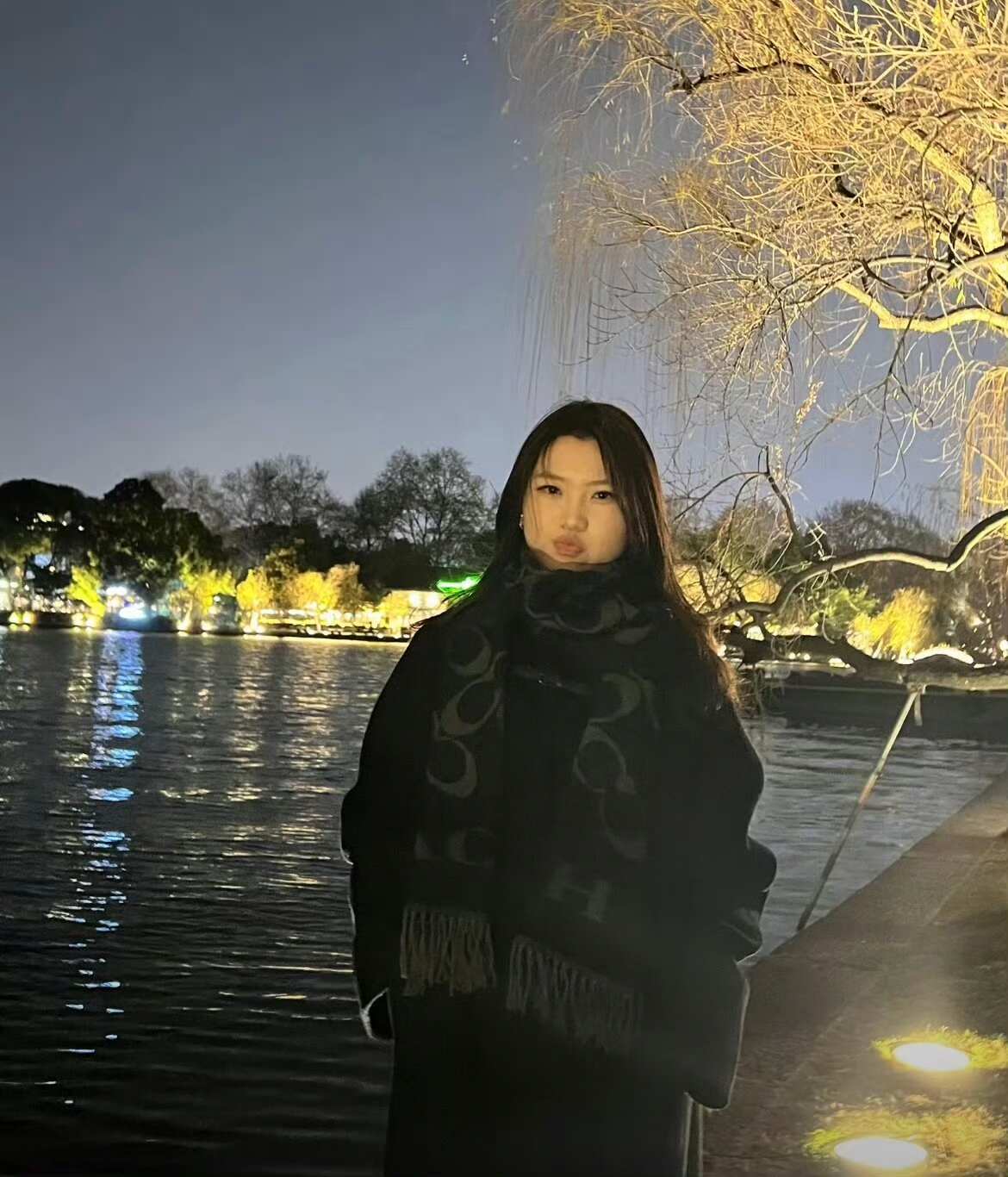 终于知道为什么头发扎着比披着更显脸小了