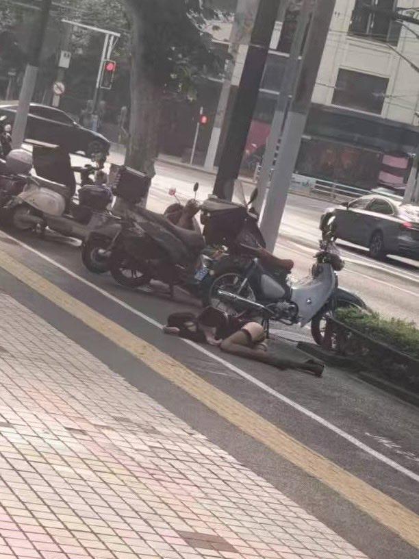 这是喝了多少啊，美女，大街上不能随便睡觉。