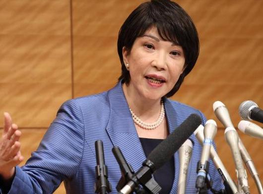 从支持率一度冲上90%的天花板，到如今暴跌至41%亮起“红灯”，高市早苗只用了大