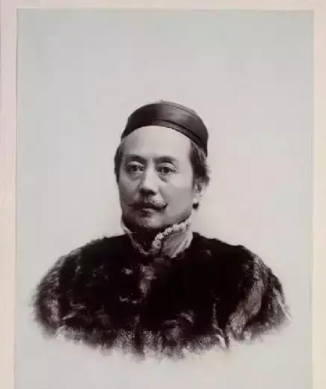 一个美国女人故意用英语和辜鸿铭交谈，辜鸿铭没理睬，美国女人冷笑起来："他连英语都