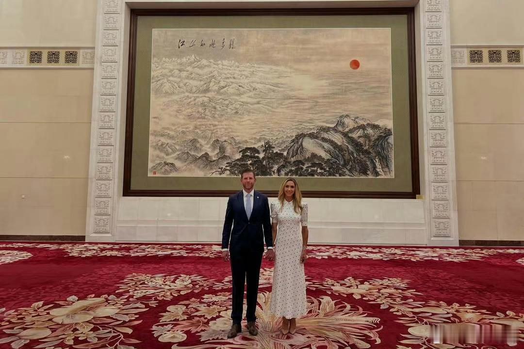 特朗普儿子发布与媳妇的的合影。