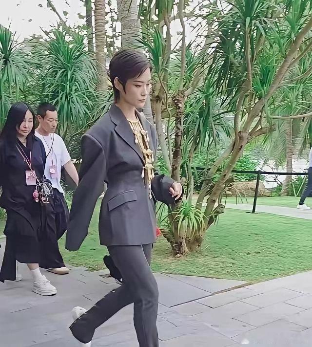 我开始真没认出来戴着大金链子，身穿怪异的西服。这竟然是李宇春，我还是看评论才知道