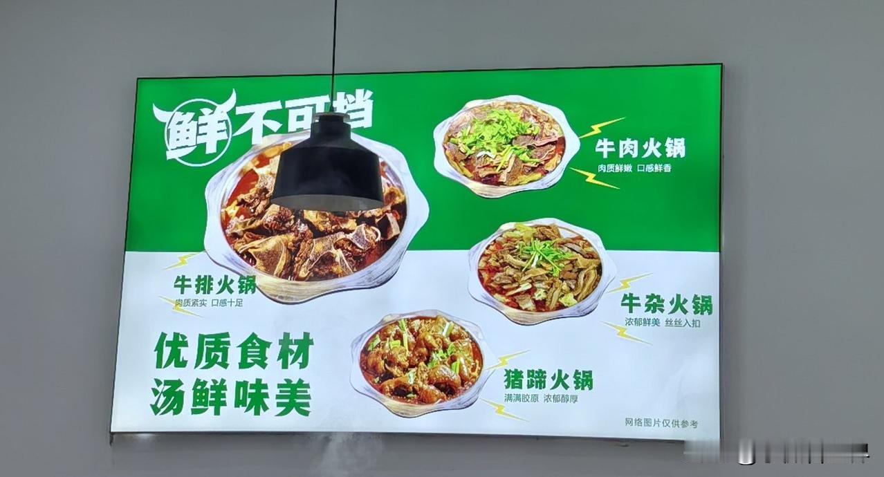 这家牛骨头汤店开在我们街上有一段时间了，生意爆火，天天顾客盈门。店老板是位2