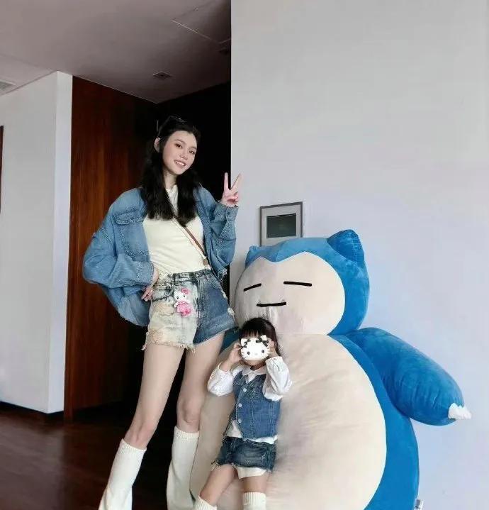 奚梦瑶女儿完美遗传妈妈的长腿基因，小小年纪就展现出优越的身材比例，小腿线条修长惹
