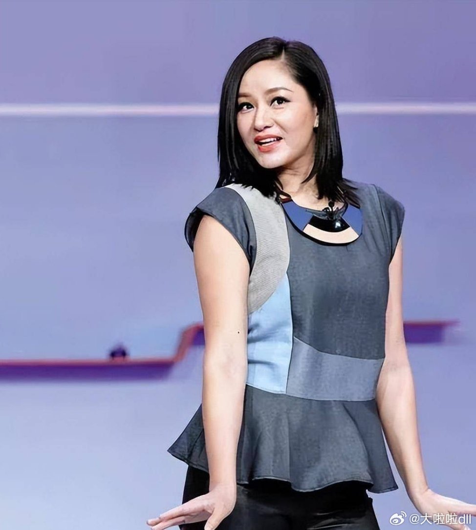 瞿颖说：我有个朋友花了很多钱买了一个牌子的褶皱款衣服，当时只有香港有卖，后来送去